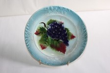 Ancienne assiette en barbotine décor raisin  marquée Modèle Déposé 20 cm
