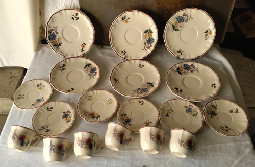Anciennes tasses sous - tasses,