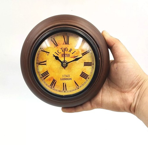 Petite horloge murale - , en