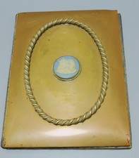 -ANCIEN SOUS MAIN COUVERTURE PLAQUE LAITON au centre plaque WEDGWOOD  D