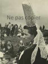 BRETONNE vers 1950 BIGOUDENE photo 11 x 8 cm par JOS LE DOARÉ