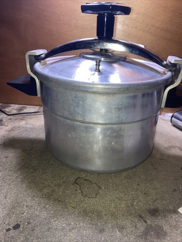 Ancienne cocotte minute - (d33),