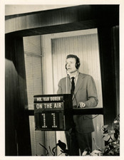 États-Unis, Mr. Van Doren at quiz show Vintage silver print Tirage argentique 