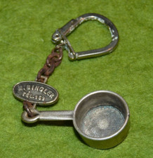 Ancien porte clés casserole le Sainte Maxime à Chinon M.Bingler  Keyring Llavero
