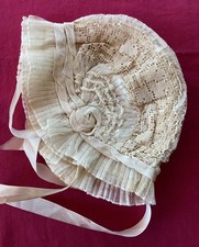 Ancien bonnet bébé poupée en soie beige