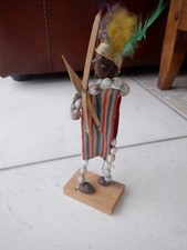 Figurine indien  avec arc  en bois et graines