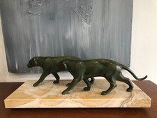 GROUPE DE PANTHÈRES MARCHANT EN RÉGULE A PATINE VERTE, ART DÉCO