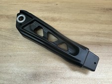 UN SUPPORT DE CADRE MOTO PIECE