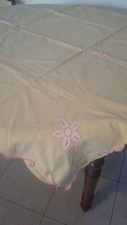 ANCIENNE NAPPE JAUNE CLAIRE DECOR FLORAL ROSES COTON MAIN BRODERIE LINGE MAISON