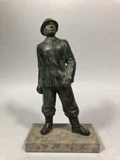 Sculpture régule patiné figurant un POMPIER Tenue de feu Travail Français c1950