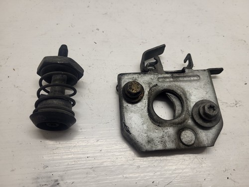 Système attache capot moteur
