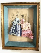 Gravure La Mode Illustrée Habillée XIXème Tissus Important cadre Vitrine