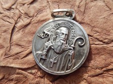 MEDAILLE  SAINT BENOIT CROIX EXORCISTE  MODELE PAS COMMUN ! CALICE DRAGON