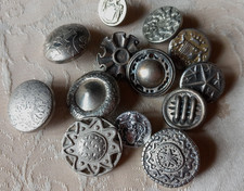 LOT D' ANCIENS BOUTONS EN MET DIAMETRE 1,5 CM A 2,2 CM