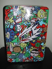 "POM D'API" -BOITE DE COLLECTION EN METAL IMPRIME BANDES DESSINEES-31 CM X 21 CM
