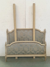 Lit a colonnes de style Louis XVI en hetre laqué XX siècle