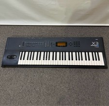 Station de travail musicale synthétiseur KORG X3 utilisée en marche