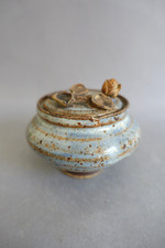 Boîte en grès émaillé bleuté à couvercle décoré en haut-relief d'une rose