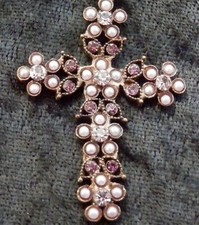 CROIX FANTAISIE PERLES ET STRASS DE COULEUR SUR MÉTAL VIEILLI  // n° 24
