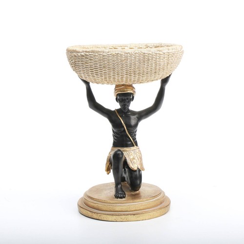 Figurine avec panier tressé - panier,