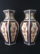 2 VASES EN CÉRAMIQUE ITALIENNE À DÉCOR JAPONISANT DE PAONS ET FLEURS H. 31 CM
