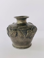 Ancien vase en étain L. Rispal à décor de fleurs