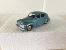 DINKY TOYS FRANCE 24 R: PEUGEOT 203 vert métal . Petite lunette.