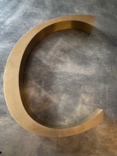 Lettre enseigne "C" métal brossé et fond plastique. 33 cm.