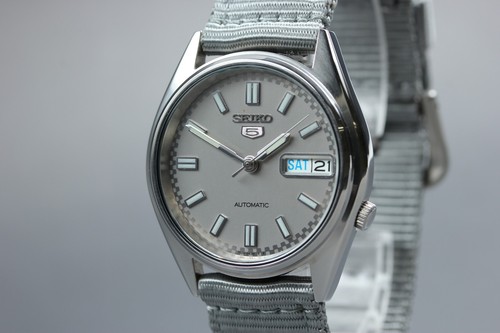 Presque comme neuve montre - comme, neuve]