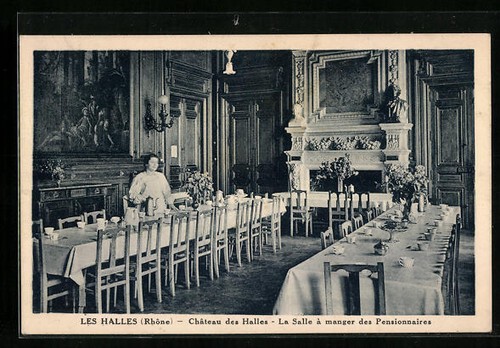 Cpa les halles chateau des - les,