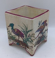 ANCIEN PETIT VASE CARRÉ QUADRIPODE ÉMAILLÉ FAÏENCE GIEN DÉCOR OISEAUX GIBIER