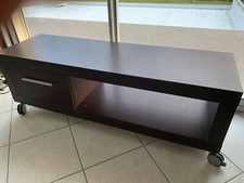 Grand meuble TV en bois foncer avec rangement intégré. 150x45 