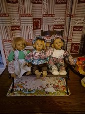 Poupées anciennes Avec Son Banc En Bois Et Fonte