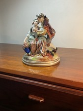 GROUPE EN PORCELAINE , SIGNÉ