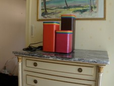 Lampe design contemporain de trois projecteurs de couleurs en harmonie