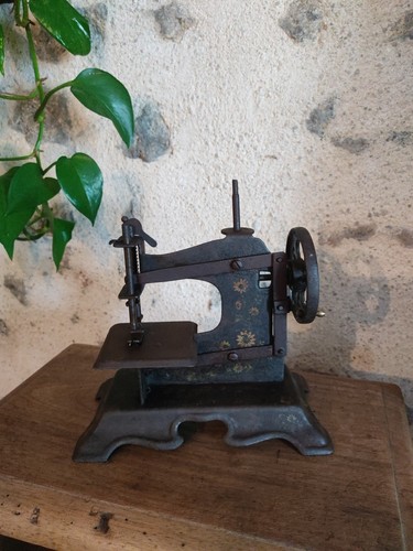 Jolie ancienne petite - petite, machine