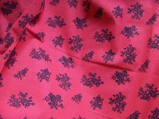 COUPON DE TISSU COTON BOUQUETS NOIRS FOND ROUGE PLUMETIS   -70 cm x 175  TIS 118