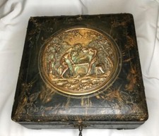 # Ancienne boîte à bijoux ou à jeux en cuir et médaille  Napoléon III 