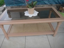 TABLE BASSE DE SALON EN BOIS  DESSUS VERRE FUME ETAGERE ROTIN