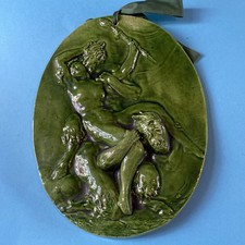 Plaque en faïence barbotine Deux Faunes Enlevant Une Nymphe majolica