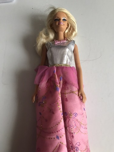 Barbie avec collier - , et