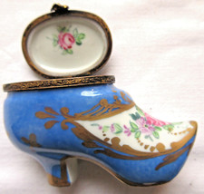 Boite à pilules porcelaine peinte de roses, sabot à talon, signé dlg Sèvres