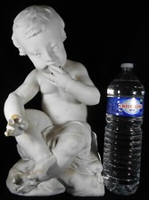 GRAND BISCUIT ENFANT ASSIS EN PORCELAINE SCULPTEUR HENRI HONORÉ PLÉ 1853-1922