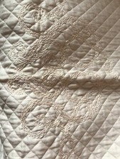 VALOMBREUSE: COUVRE LIT 2 PLACES, COTON SURPIQUE. NEUF. - 74 % DU PRIX BOUTIQUE.