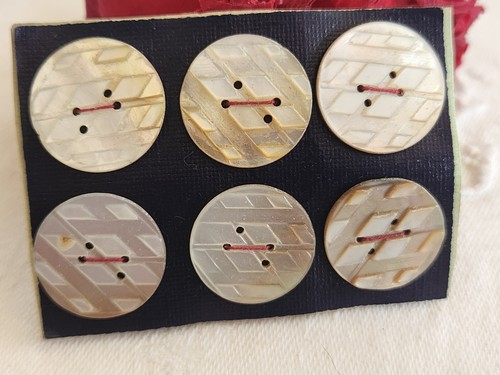 Rare petite plaque boutons