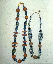 2 Colliers africains Ghana avec perles en pâte de verre, terre cuite et bois