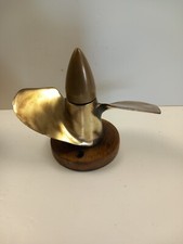 Superbe hélice de bateau en bronze sur socle en chêne. Peut se fixer au mur