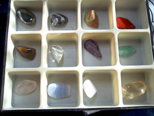 L'ORACLE DES CRISTAUX. COFFRET CARTON avec 12 CRISTAUX POLIS, 1 LIVRE, 3 ROUES..