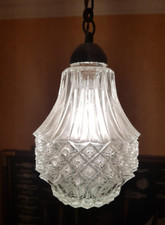 lustre / lanterne en verre moulé pressé avec sa lampe, chaine en laiton vintage