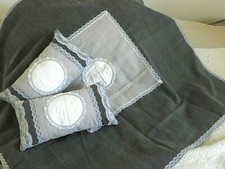 LOT 2 COUSSINS + PLAID, jeté